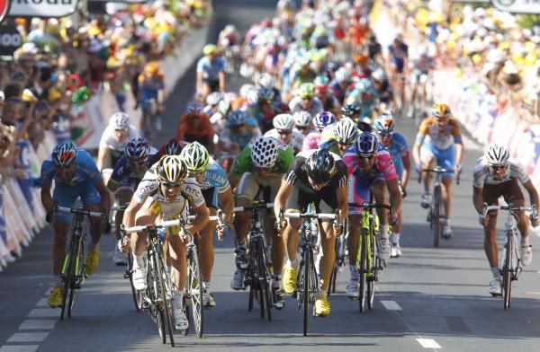 Mark Cavendish (HTC-Columbia) takes the sprint in Reims