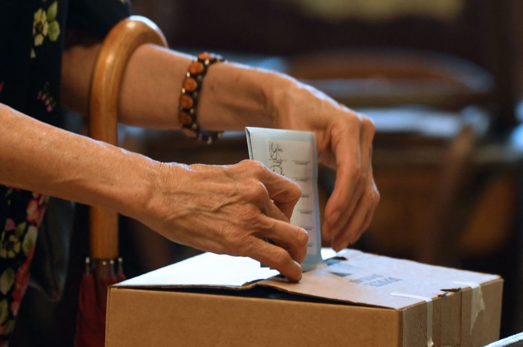 Costa Rican woman voting