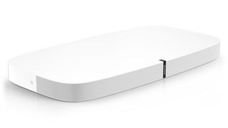 Hvid Sonos Playbase på hvid baggrund