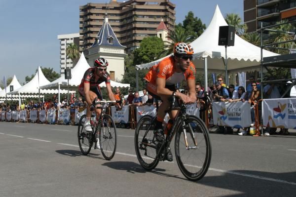 Lopez and Galdos break clear during points race