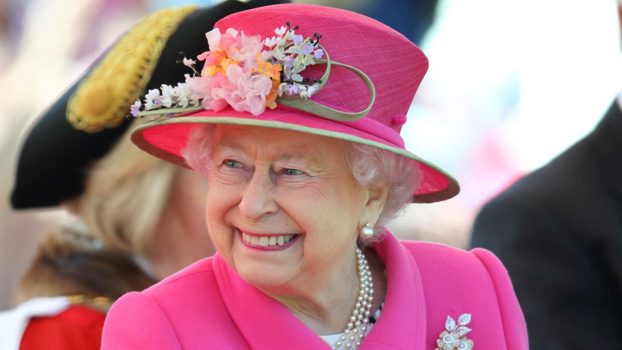 Queen Elizabeth&#039;s clever trick revealed. Seen here she attends the opening of the Alexandra Gardens Bandstand