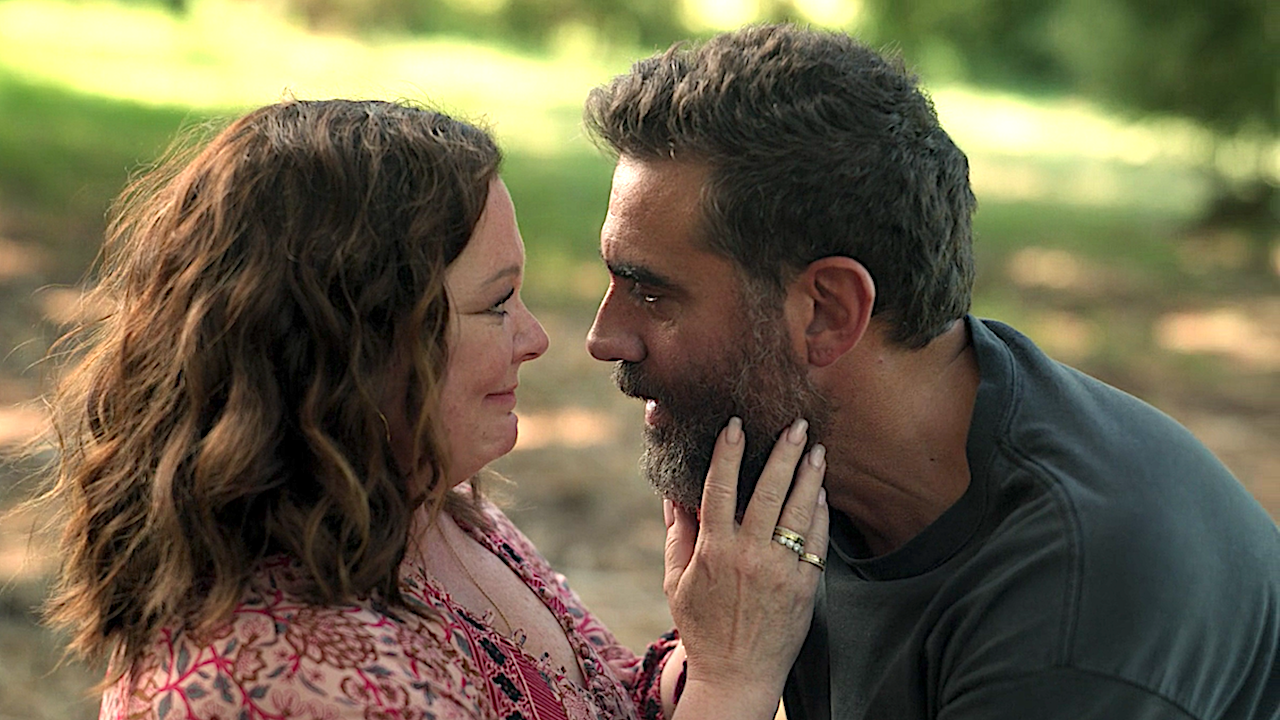 melissa mccarthy as frances leaning in to kiss bobby canavale as tony in nine perfect strangers season 1 finale