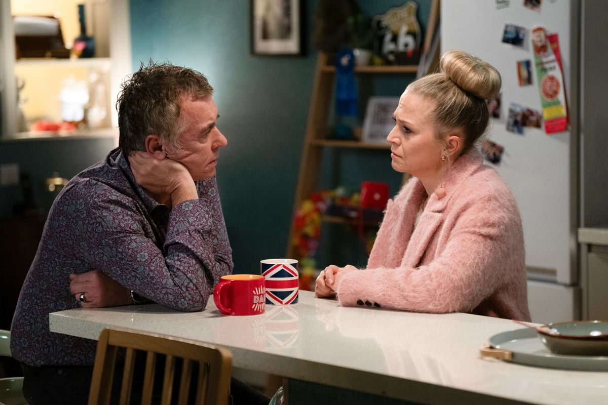 Linda Carter confides in Alfie Moon in EastEnders 