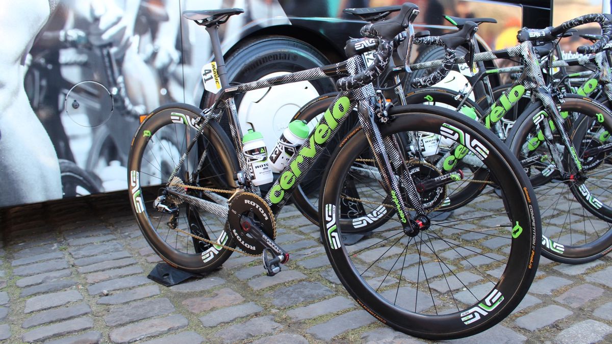 Edvald Boasson Hagen's Cervelo with cameo paint and a gold KMC chain