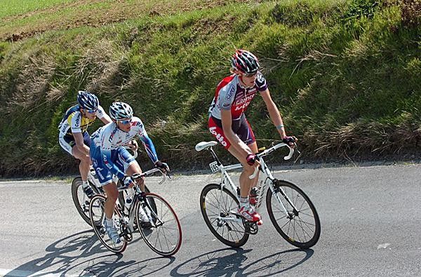 The leading trio pulled out a lead of seven minutes during the stage.