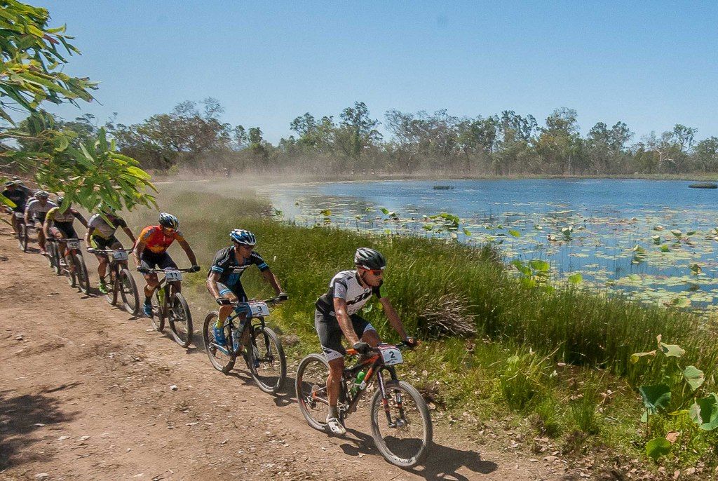 The chase group tries to pull back the two leaders