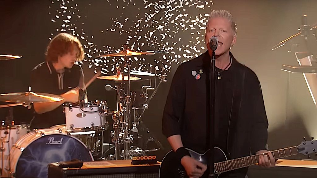 Watch The Offspring play one of the biggest pop-punk anthems of the