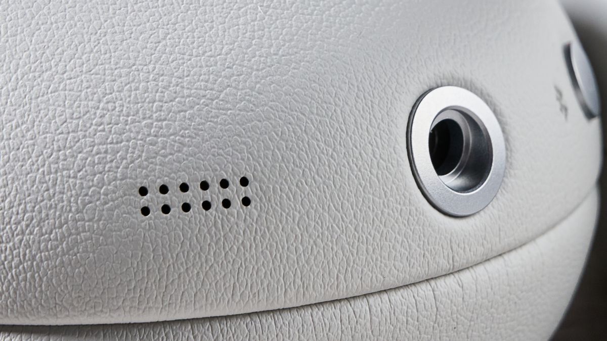 Sony 1000X The Collexion's 3.5mm port
