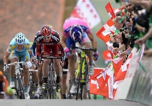 Damiano Cunego (Lampre-ISD) drives himself toward the line