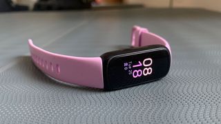 Die Fitbit Inspire 3 in pink liegt auf einem Tisch
