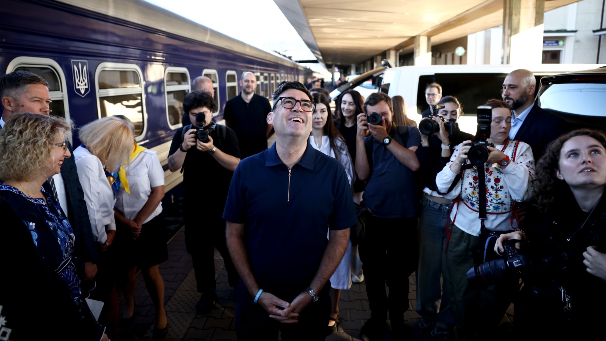 Andy Burnham arrives in Kyiv by train