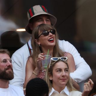 taylor swift at the US Open wearing the cherry red manicure trend