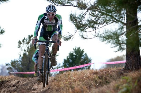 Jeremy Powers (Cannondale-Cyclocrossworld.com) leads what is left of the field.