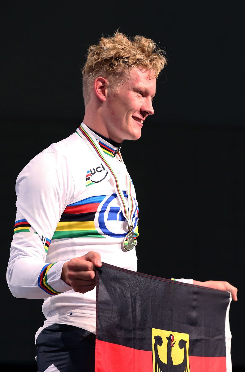 Junior men's time trial champion Leo Appelt with his national flag