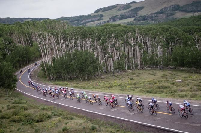 The field hits the final descent down to the valley and the finish in Torrey