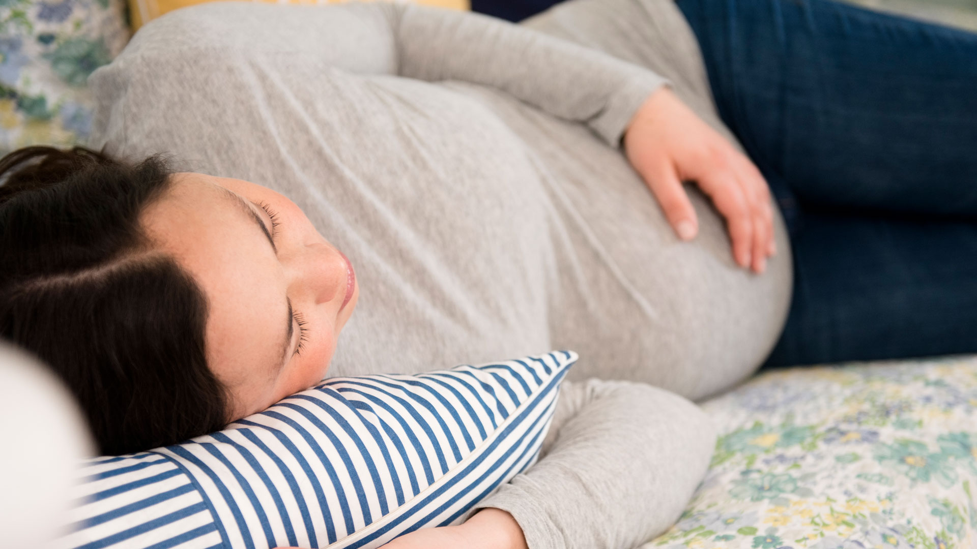 how-should-you-sleep-during-pregnancy-live-science