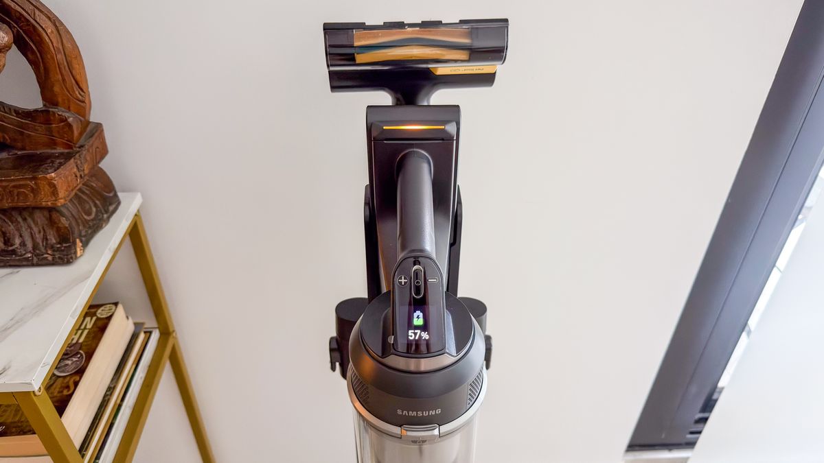 Charing status and battery level on the Samsung Jet 95S
