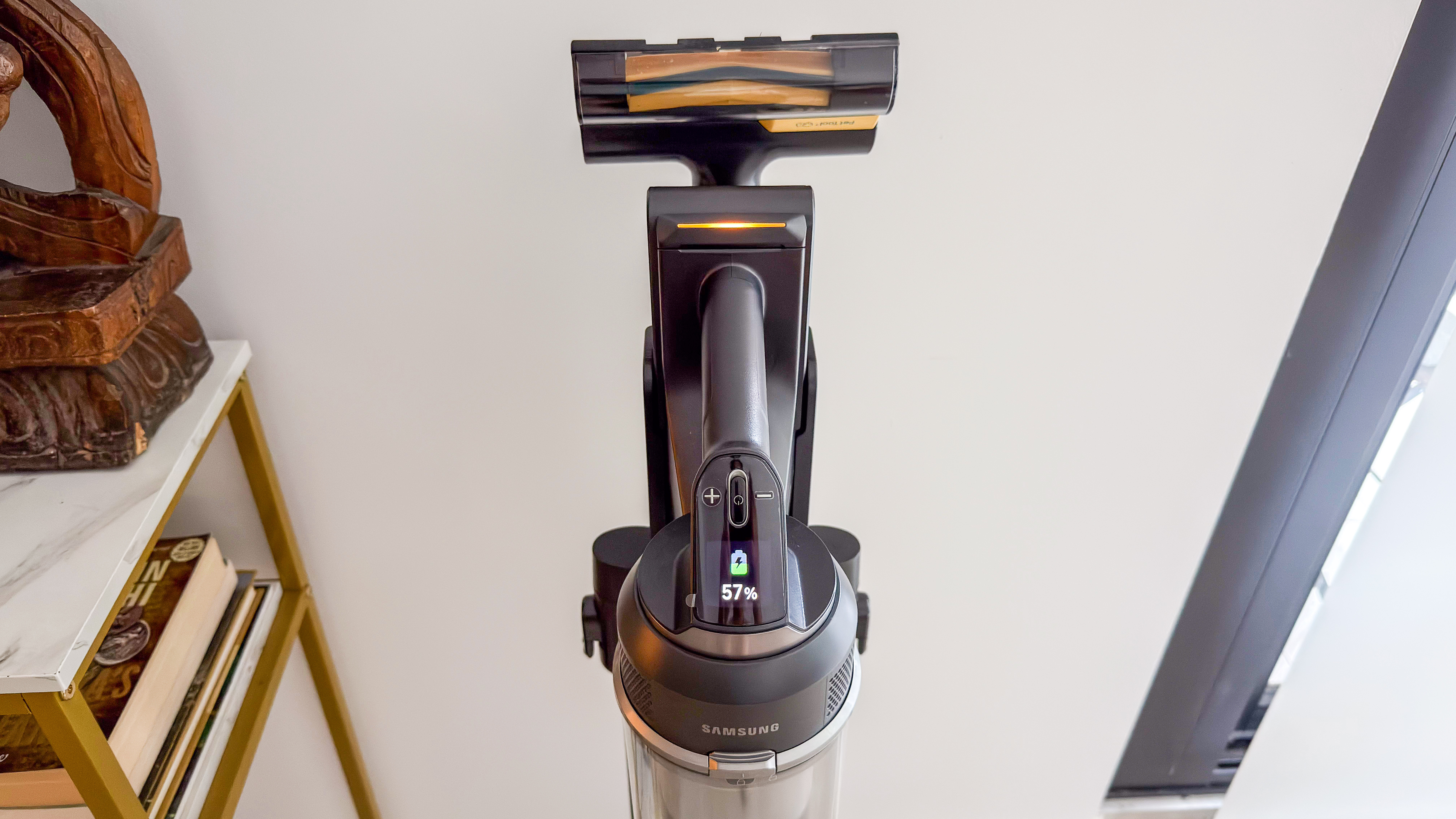 Charing status and battery level on the Samsung Jet 95S