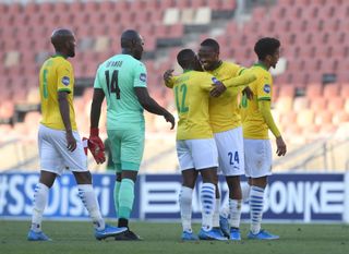 Sibusiso Vilakazi of Mamelodi Sundowns celebrates goal with teammates