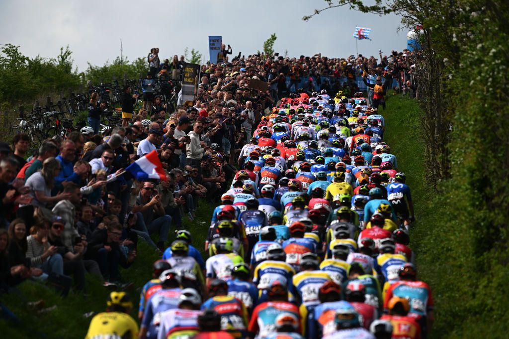 Fans cheer on the riders climbing the Gulperbergweg