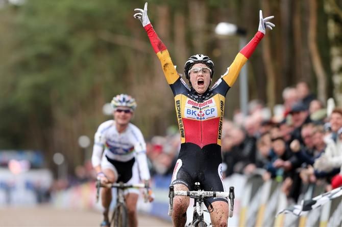 Sanne Cant outsprints Marianne Vos in Lille