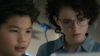 Logan Kim and McKenna Grace in Ghostbusters: Aftelife
