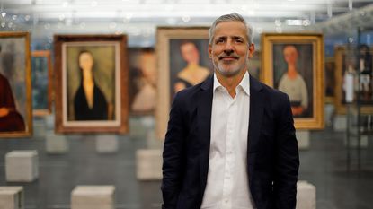 巴西策展人阿德里亚诺·佩德罗萨的肖像，他将策划2024年威尼斯双年展