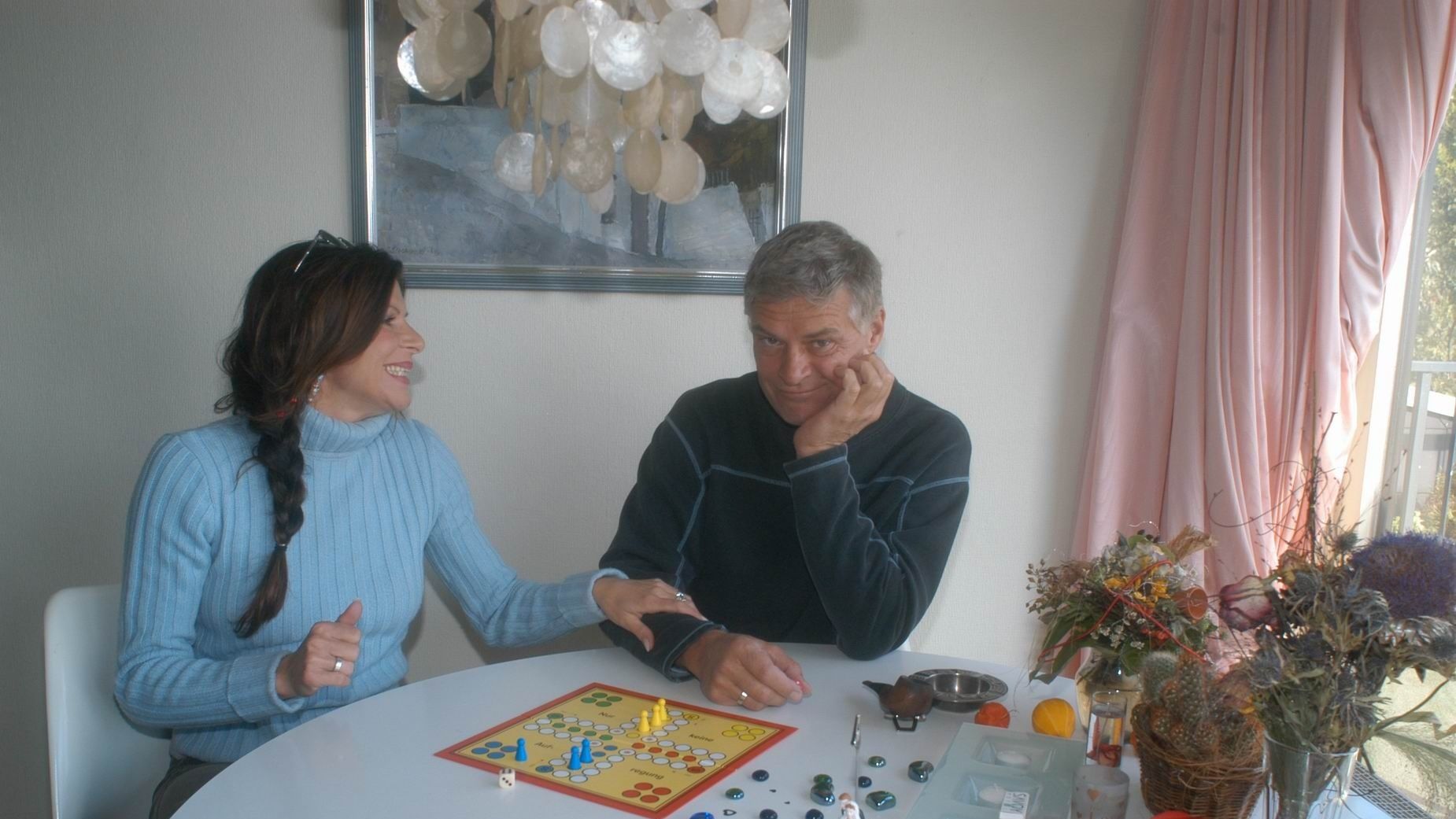 rüdiger joswig, ehefrau claudia wenzel, homestory, flitterwochen, sierksdorfschleswig holstein, 01102003, penthouse appartement, spiel mensch ärgere dich nicht, gesellschaftsspiel, ehepaar, schauspieler, schauspielerin, prominenter, prominente, promis, photo by peter bischoffgetty images