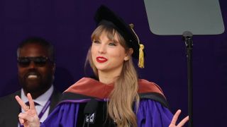 Taylor Swift Delivers New York University 2022 Commencement Address