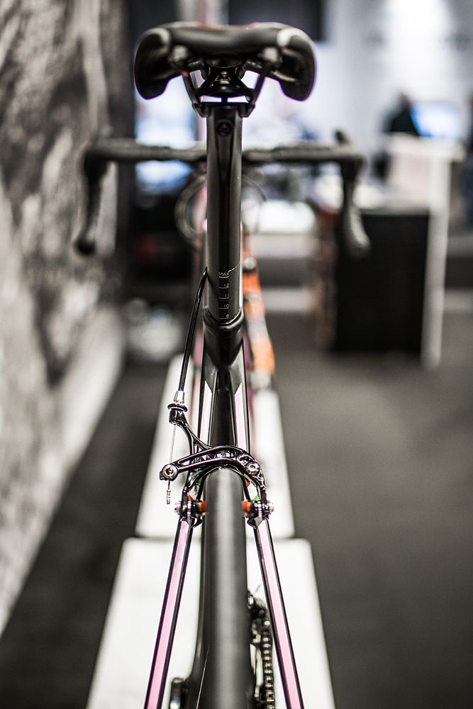 The aerodynamic, slim profile of the EM525