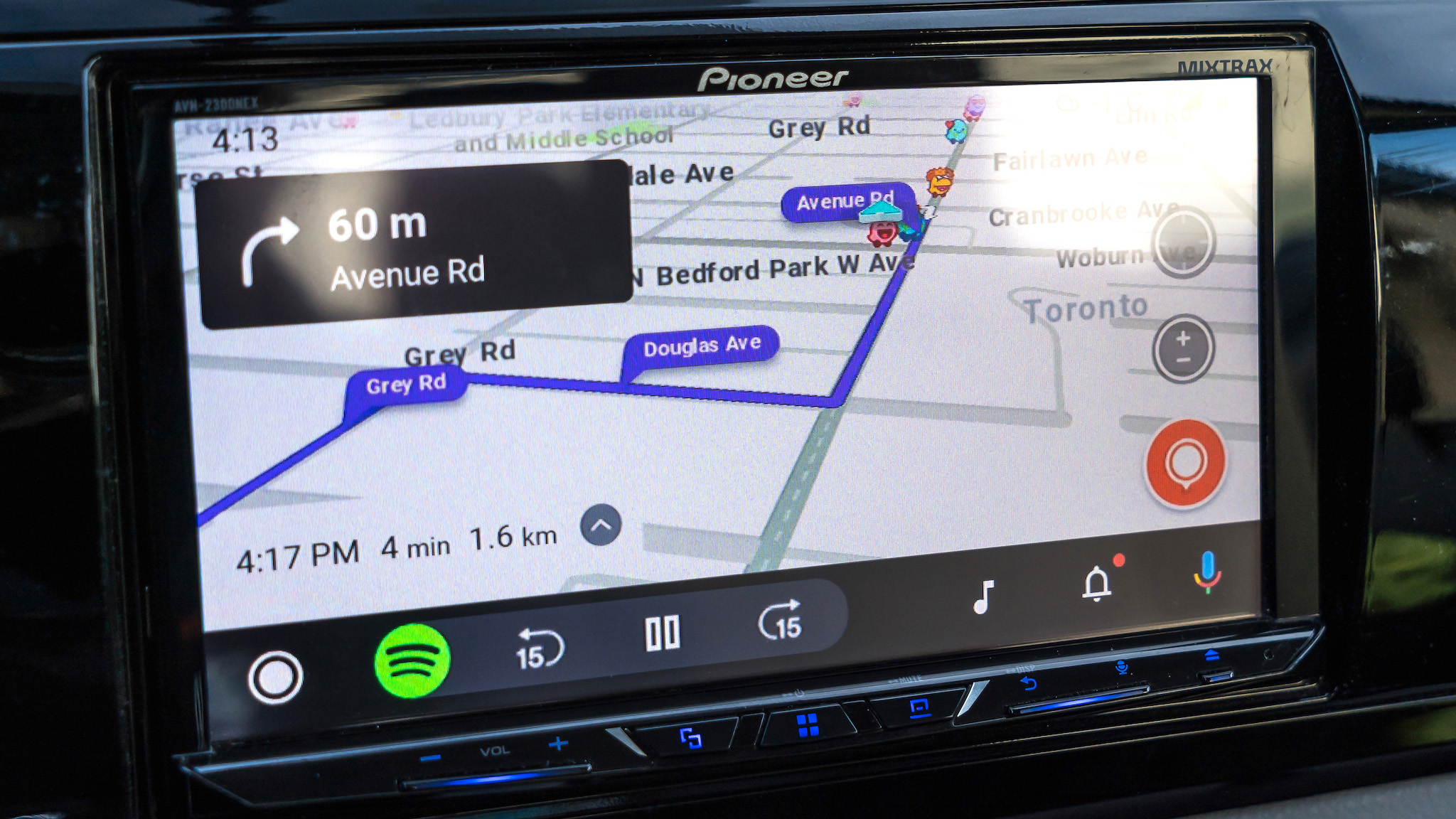 Android Auto'da Waze'de bir rota gösteriliyor.