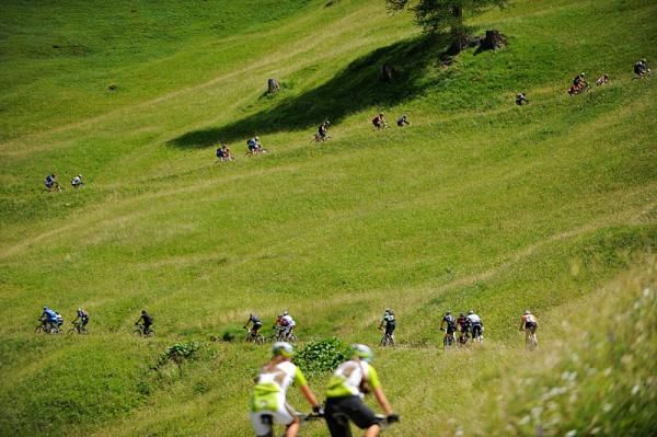 Racers all strung out on stage 3