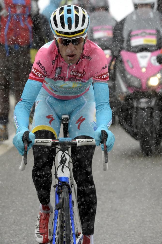 Vincenzo Nibali attacks in the snow at the Giro d'Italia