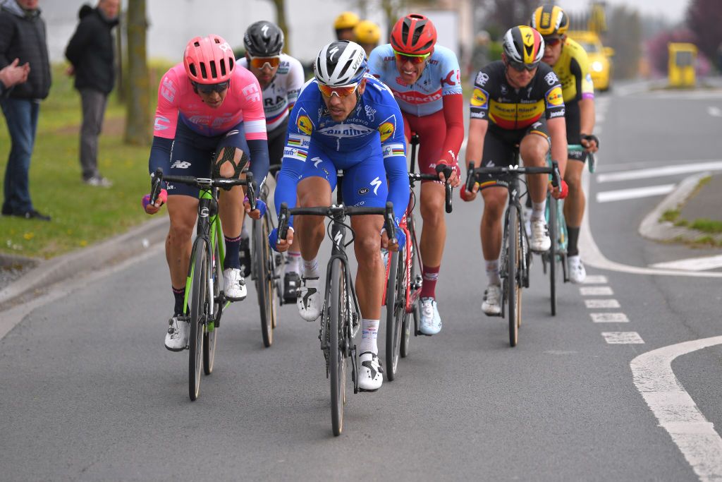 The lead group after Sagan's attack
