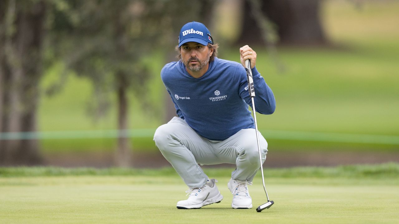 Kevin Kisner crouches down at the Fortinet Championship in 2023