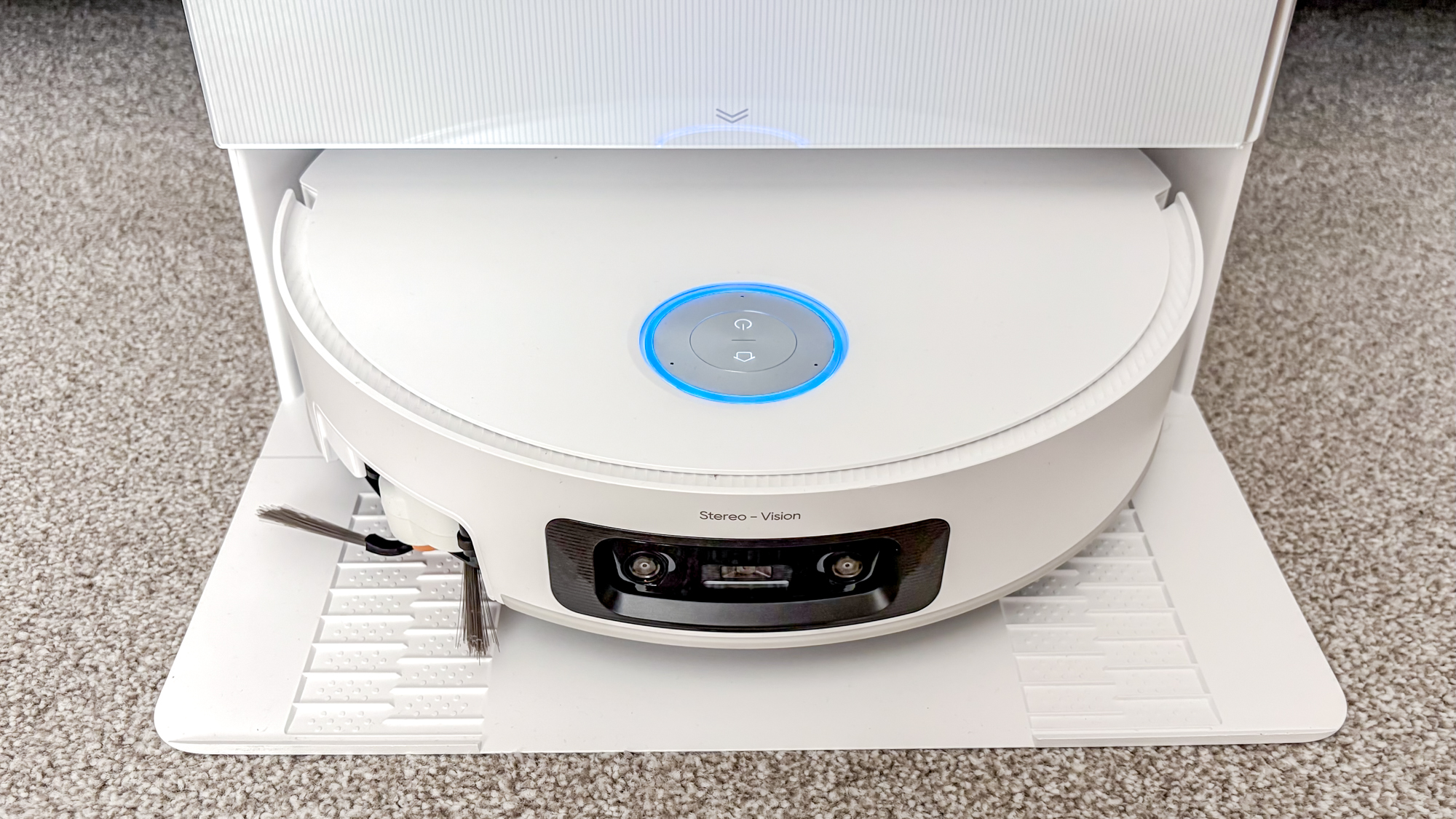Dreame X60 Max Ultra Complete in white photographed on gray carpet.