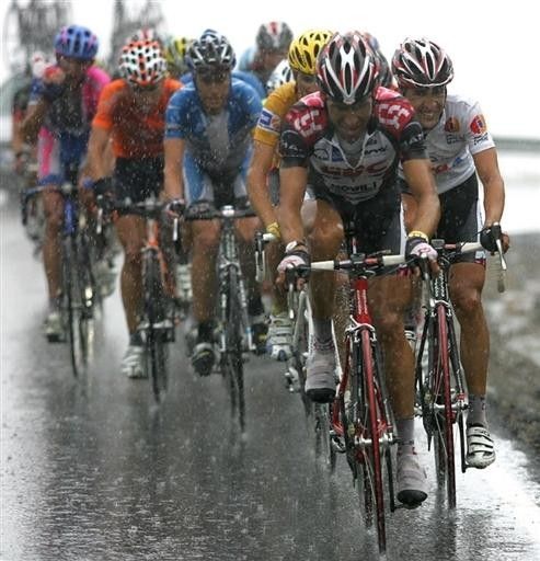 Inigo Cuesta (CSC) leads a soaked GC group