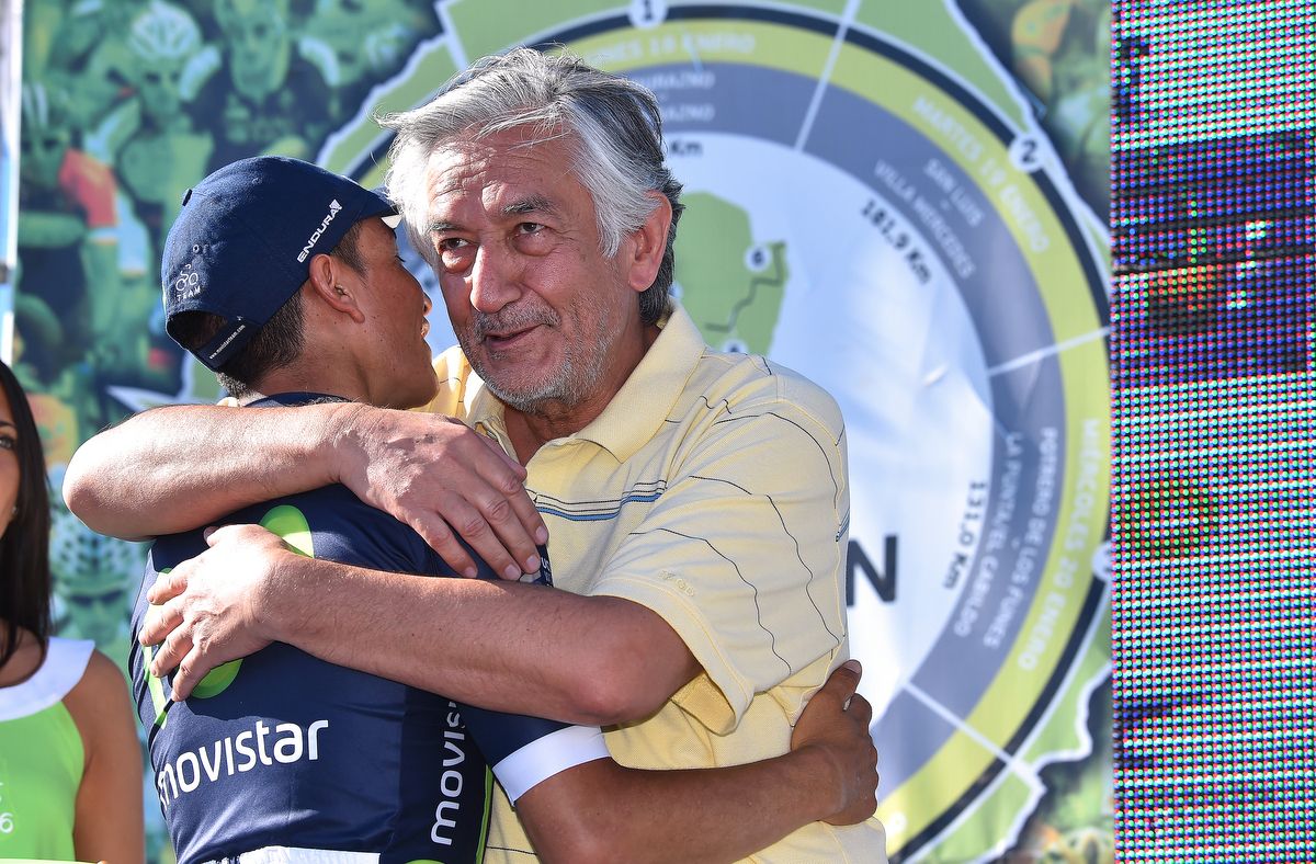 The San Luis major hugs Dayer Quintana (Movistar)