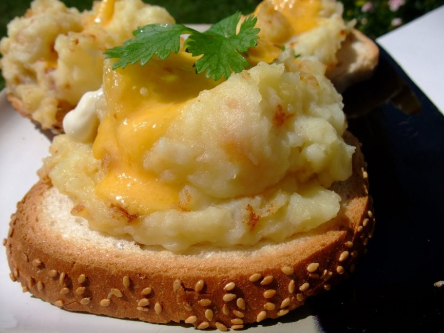 28-easy-ways-to-pimp-your-cheese-on-toast-12-1556688402-1xh3-column-width-inline