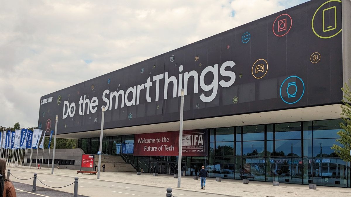 IFA23 entrance with large Samsung SmartThings banner