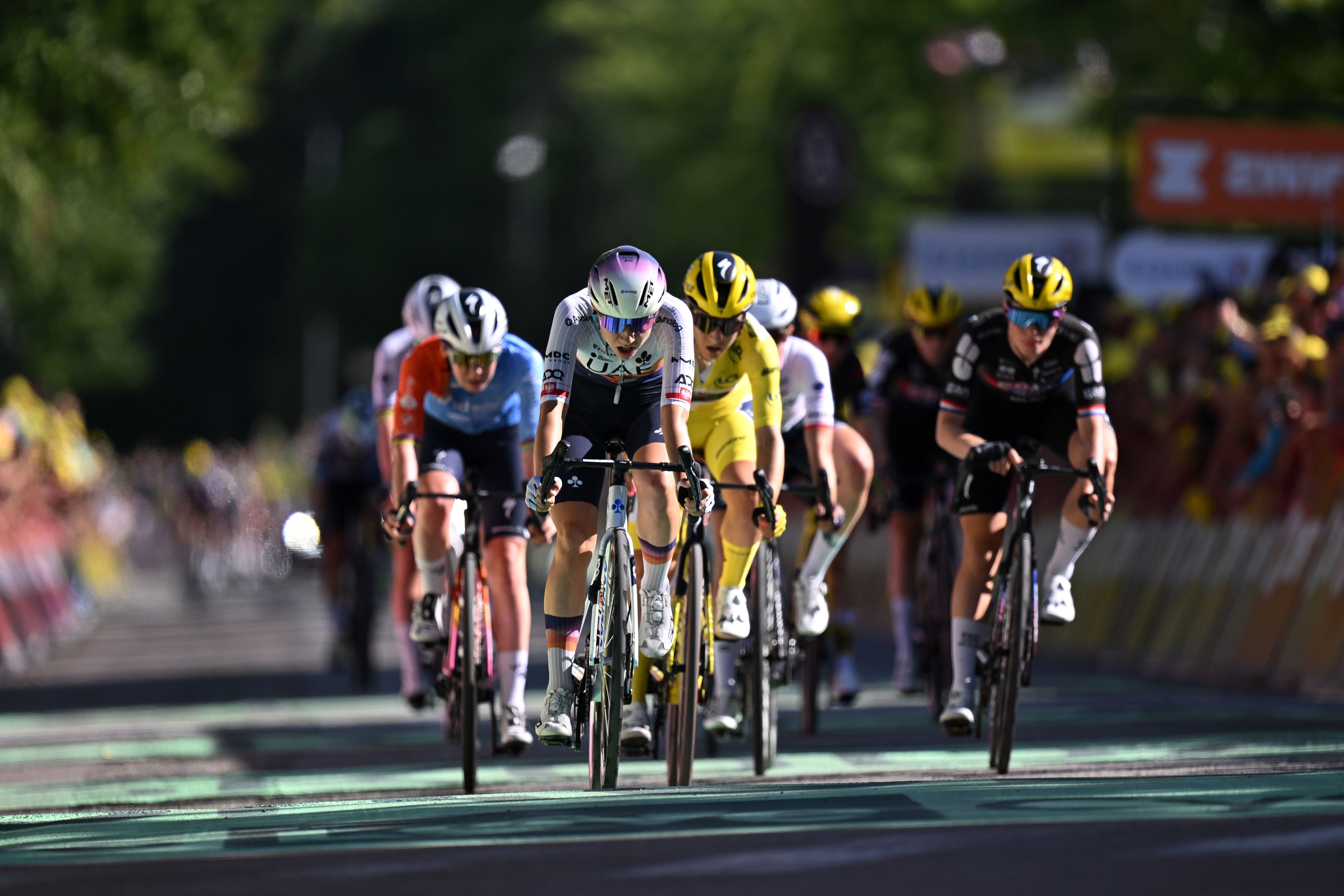 GC riders led in by Dominika Włodarczyk in Chambery on stage 7 of the Tour de France Femmes 2025.