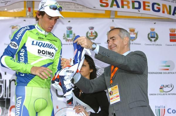 Roman Kreuziger (Liquigas-Doimo) receives his leader's jersey.