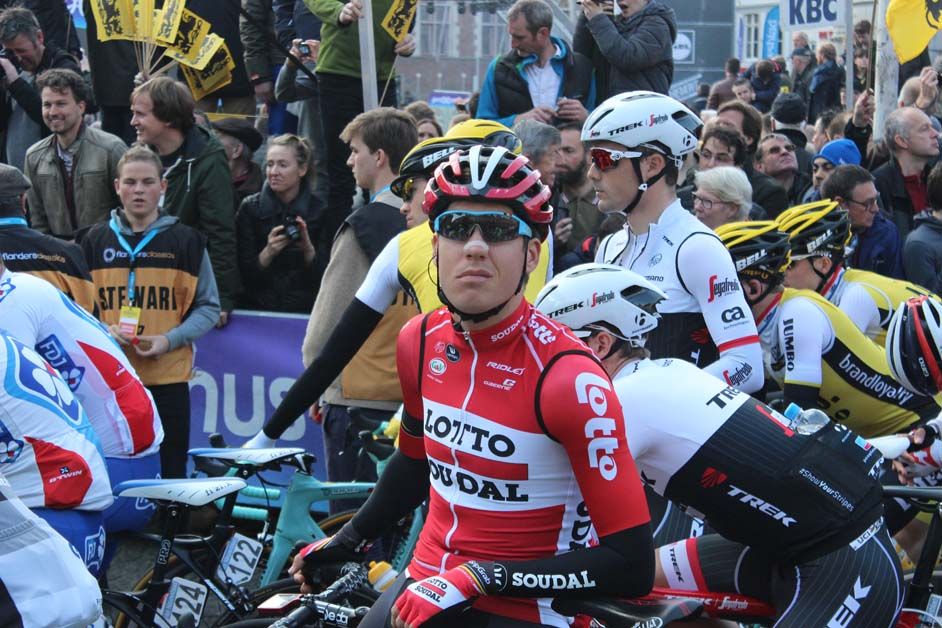 Jelle Wallays in the middle of the pack