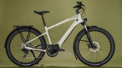 专门涡轮Vado 4.0电动自行车上的黄色背景