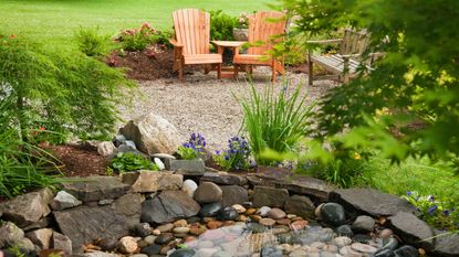 permeable garden tips – two chairs next to backyard pond