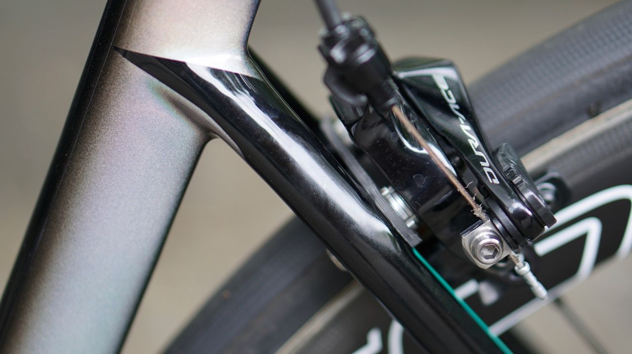 The Tarmac rear forgoes a traditional brake bridge for a carbon stabilizer
