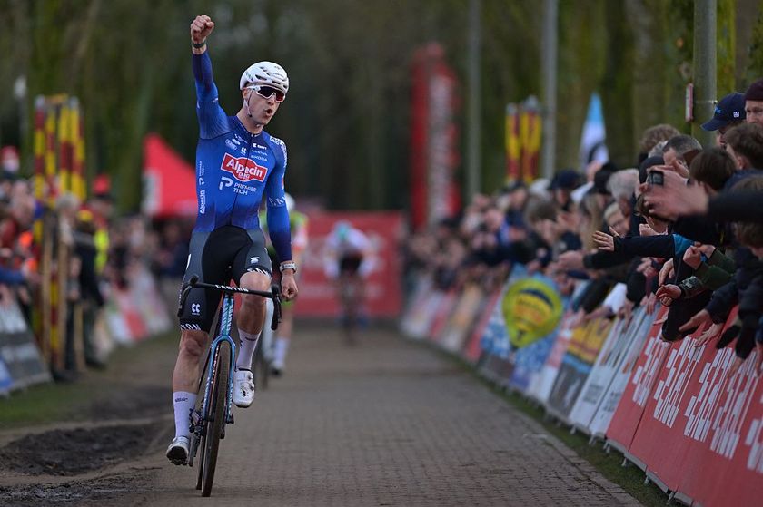 Alpecin-Premier Tech Team's Belgian rider Niels Vandeputte celebrates as he crosses the finish line to win the men's elite race of the 'Parkcross' cyclo-cross cycling event, race 6/7 in the 'Exact Cross' competition, in Maldegem on February 4, 2026. (Photo by DAVID PINTENS / Belga / AFP) / Belgium OUT