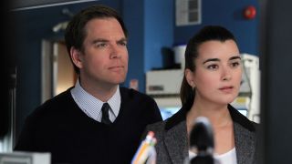 Michael Weatherly and Cote de Pablo looking at computer screen in Abby's lab in NCIS