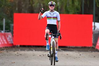 World Champion Fem van Empel comfortably wins women's race in Herentals