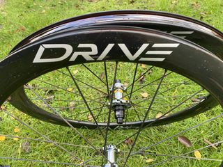 Image shows the 50mm carbon rim of the Elitewheels Drive 50D wheels